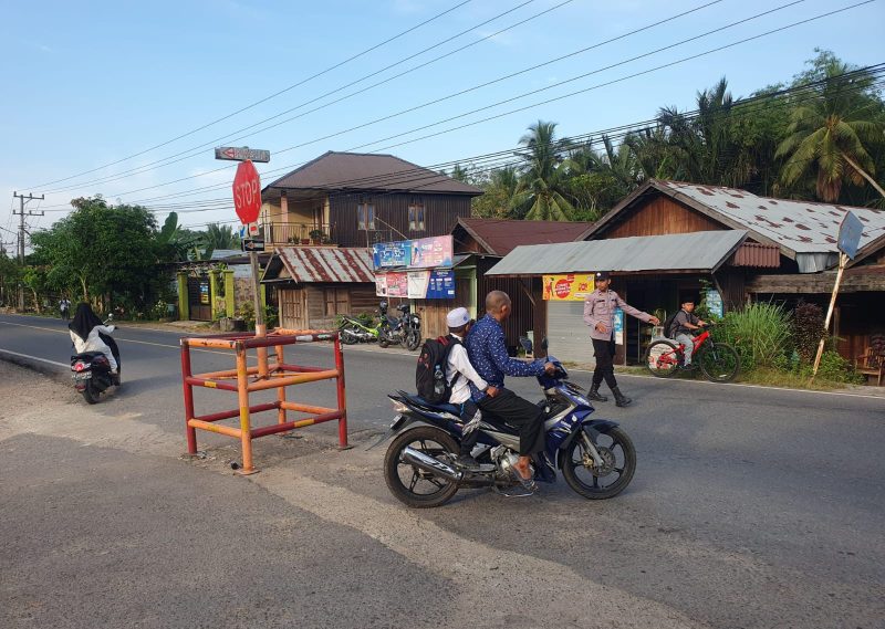 Gatur Lalin Pagi, Personil Polsek Pugaan Berikan Pelayanan Kepada Masyarakat