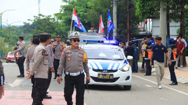 Pastikan Keamanan Dan Keselamatan Di Jalan Raya, Polres Tabalong Kawal Paslon Bupati  Dan Wakil Bupati Mendaftarkan Diri Ke KPU