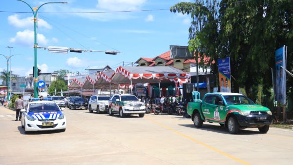 Polres Tabalong Kawal Rombongan Paslon Bupati  Dan Wakil Bupati Mendaftarkan Diri Ke KPU