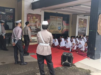 Satuan Lalu Lintas, Samapta Polres Tabalong, dan Bhabinkamtibmas Polsek Muara Uya Jalin Kedekatan dengan Anak