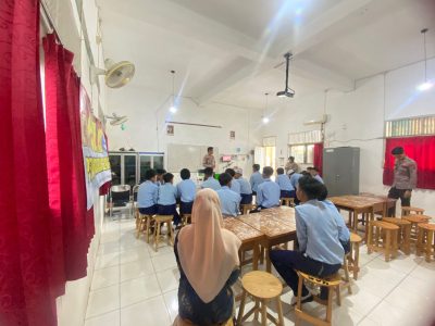 Sat Binmas Gelar Jumat Curhat di SMPN 1 Muara harus