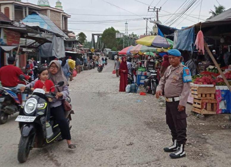 Berikan Kenyamanan Saat Pasar Mingguan, Petugas Polsek Haruai Adakan Turlalin