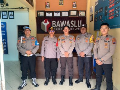 Polres Tabalong Lakukan Pengecekan Personil Pengamanan Di Kantor Bawaslu Tingkatkan Pengawasan Personil Jelang Pilkada