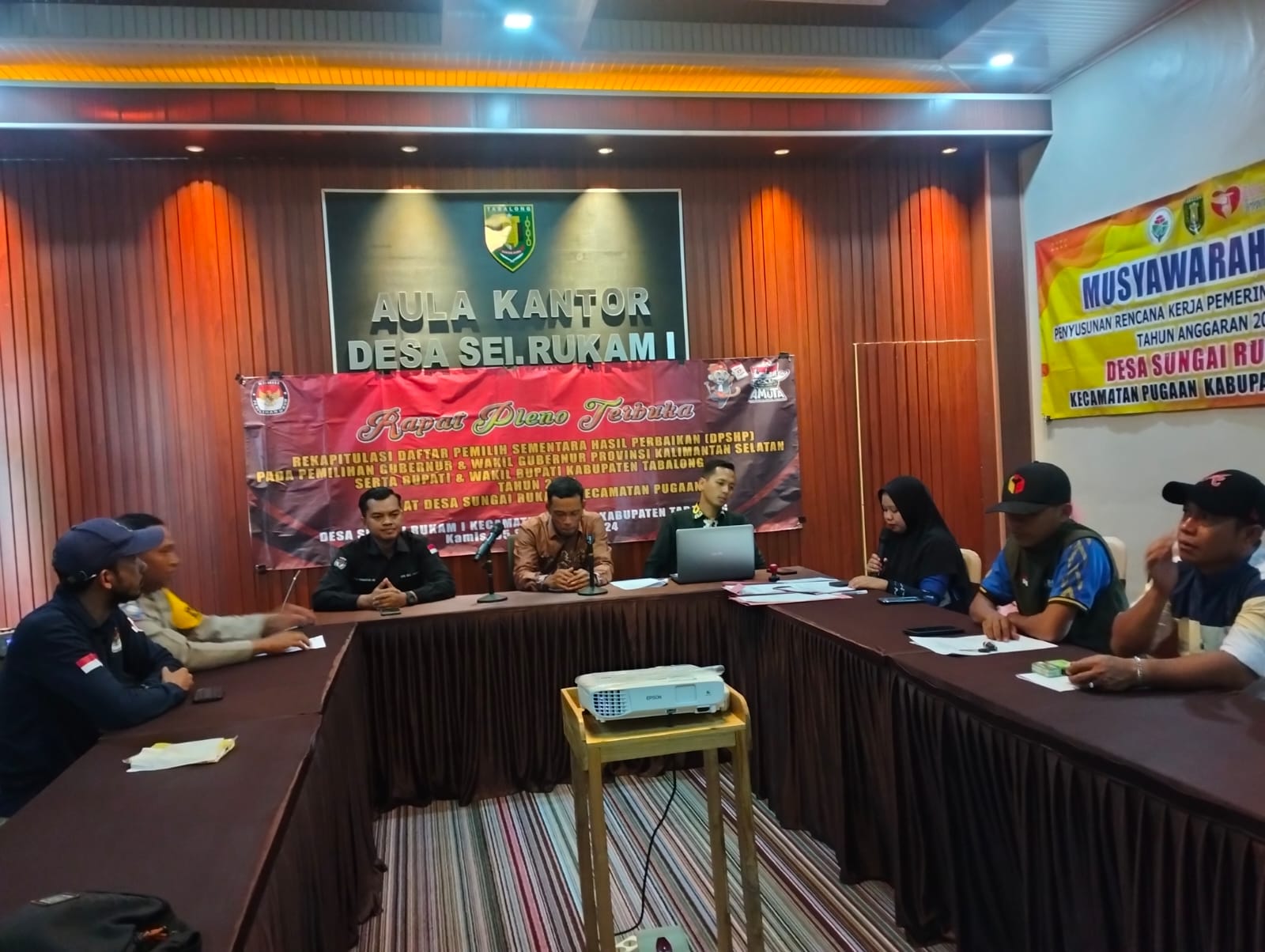 Anggota Polsek Pugaan Berikan Rasa Aman Saat Pelaksanaan Rapat Pleno Terbuka Rekapitulasi DPHSP Pemilihan Serentak 2024 Di Seluruh Desa Kec. Pugaan