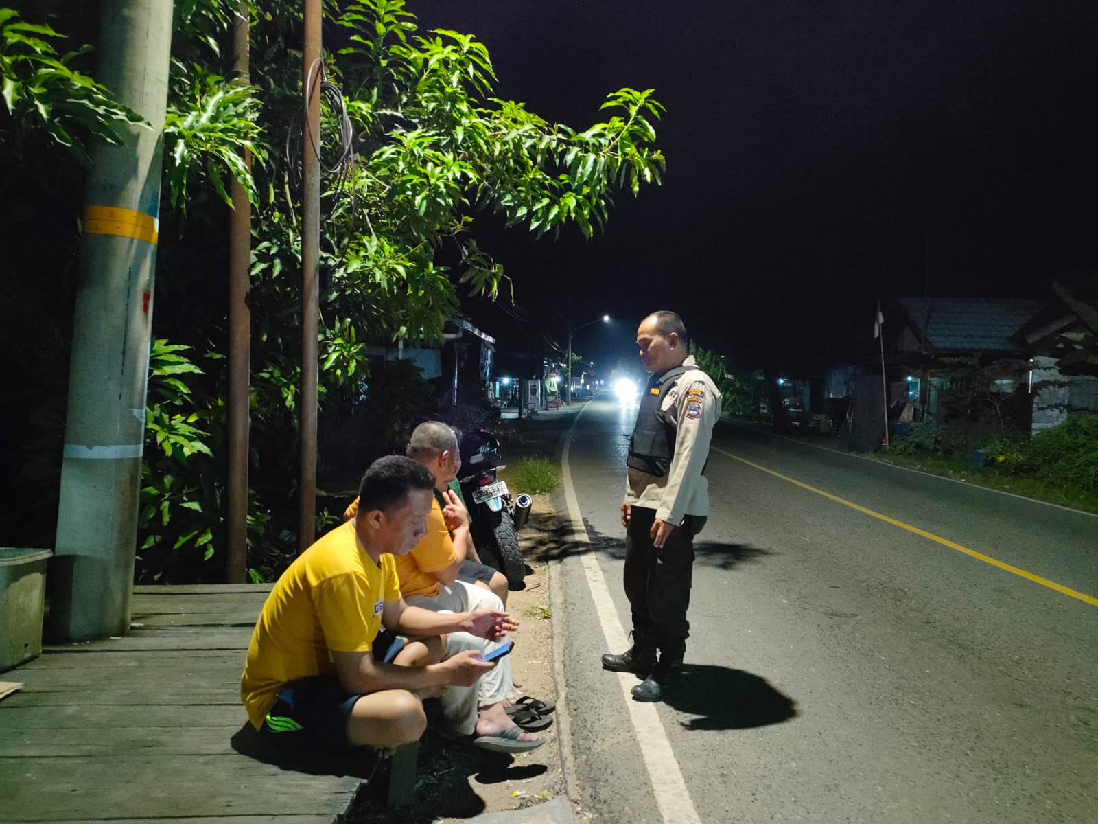 Kegiatan Patroli Dialogis Pada Malam Hari Cegah Potensi Gangguan Kamtibmas di Wilkum Polsek Pugaan