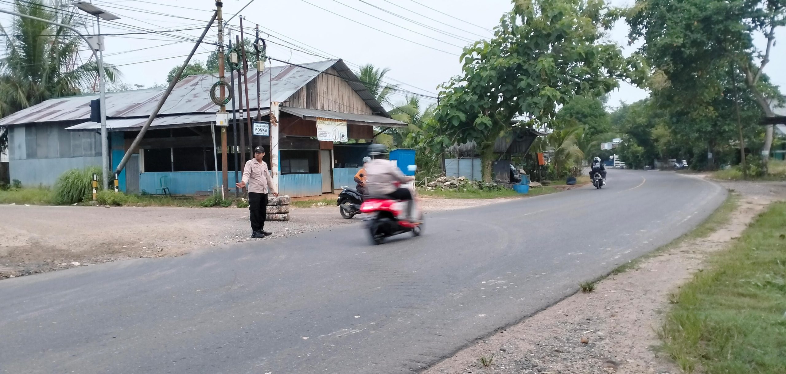 Anggota Polsek Pugaan Lakukan Gatur Lalu Lintas Di Simpang Tiga Jalan Perbatasan Tabalong -HSU