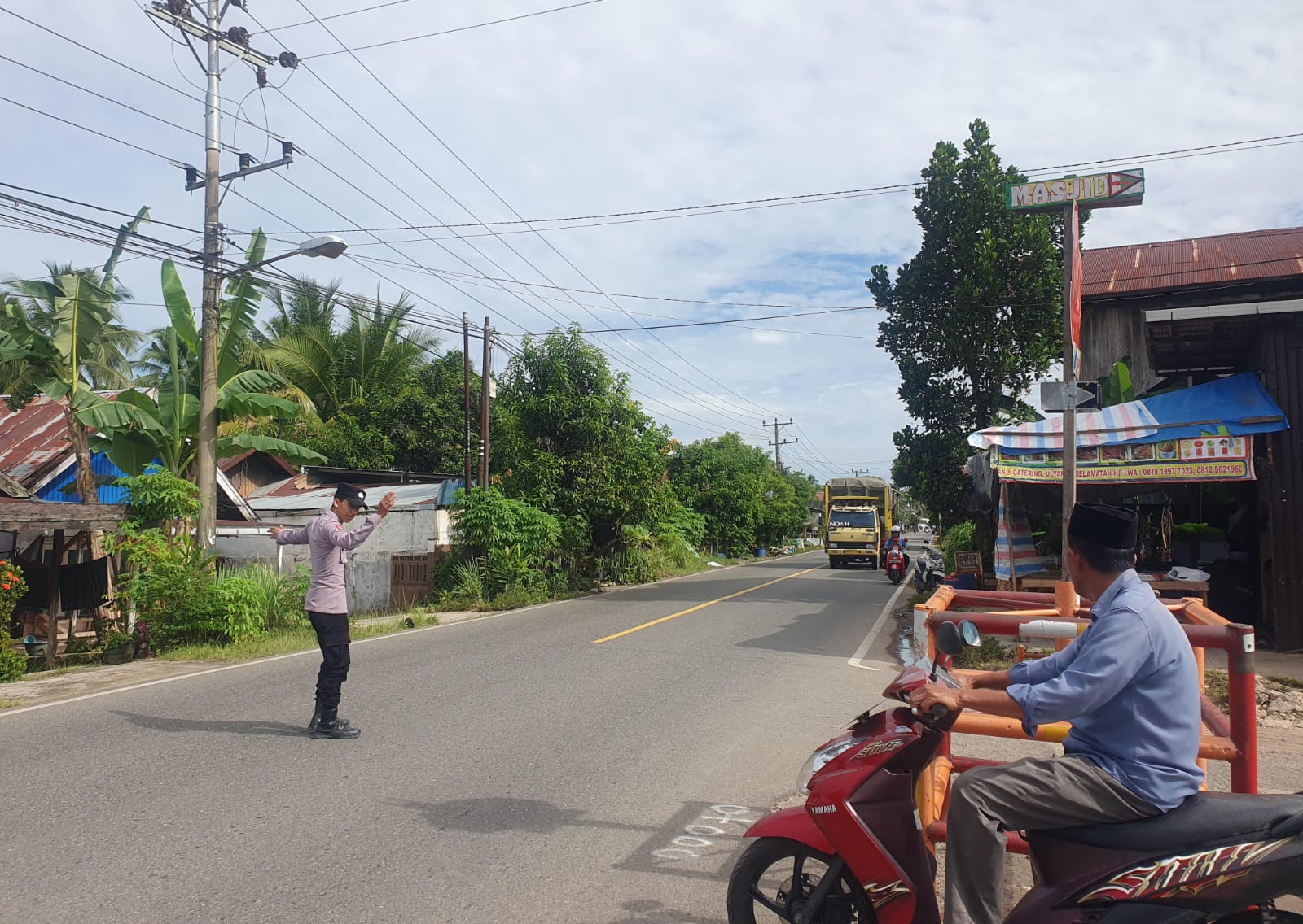 Anggota Polsek Pugaan Laksanakan Pengaturan di Simpang Tiga Jalan