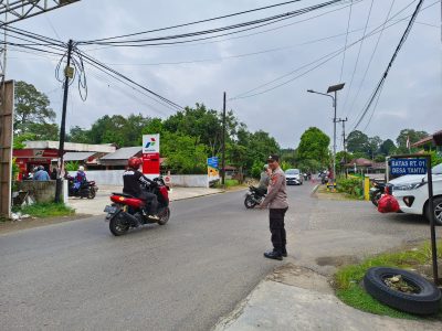 Kanit Samapta Polsek Tanta Aiptu Decky Laksanakan Gatur Lalin Antisipasi Kemacetan