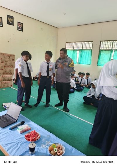 Bhabinkamtibmas Polsek Muara Uya Laksanakan Program “Kayuh Baimbai Gasan Sekolah Stop Bullying”