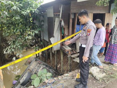 Bermaksud Hindari Pengendara Motor, Mobil Pick Up Tabrak Rumah Warga