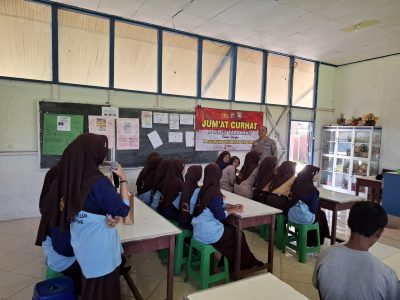 Sat Binmas Polres Tabalong Gelar “Jumat Curhat” di SMPN 2 Kelua, Bahas Ketergantungan Gadget pada Anak