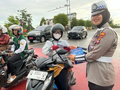 Sat Lantas Polres Tabalong Gelar Penerangan Keliling Tertib Berlalu Lintas di Bundaran Obor Mabuun