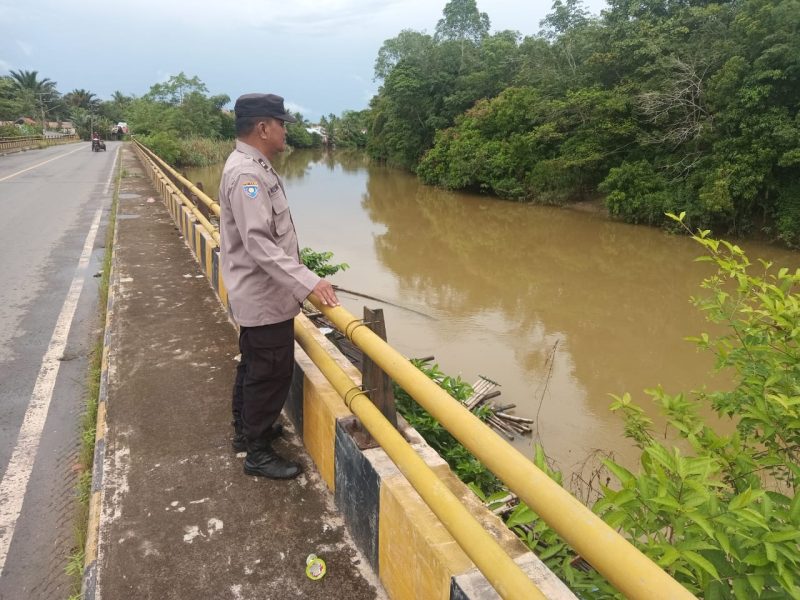 Polsek Pugaan Patroli Dan Cek Debit Air Sungai