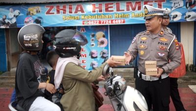 Sat Lantas Polres Tabalong Bagikan Takjil kepada Pengendara di Bulan Ramadan 1446 H