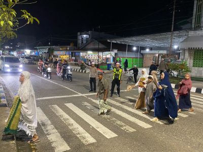 Polres Tabalong Hadirkan Personil Amankan Pelaksanaan Sholat Tarawih di Beberapa Masjid