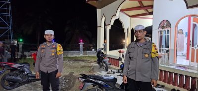 Personil Polsek Jajaran Amankan Sholat Tarawih, Ciptakan Keamanan