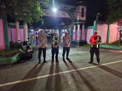 Personil Polres Tabalong Ciptakan Keamanan Selama Pelaksanaan Sholat Tarawih