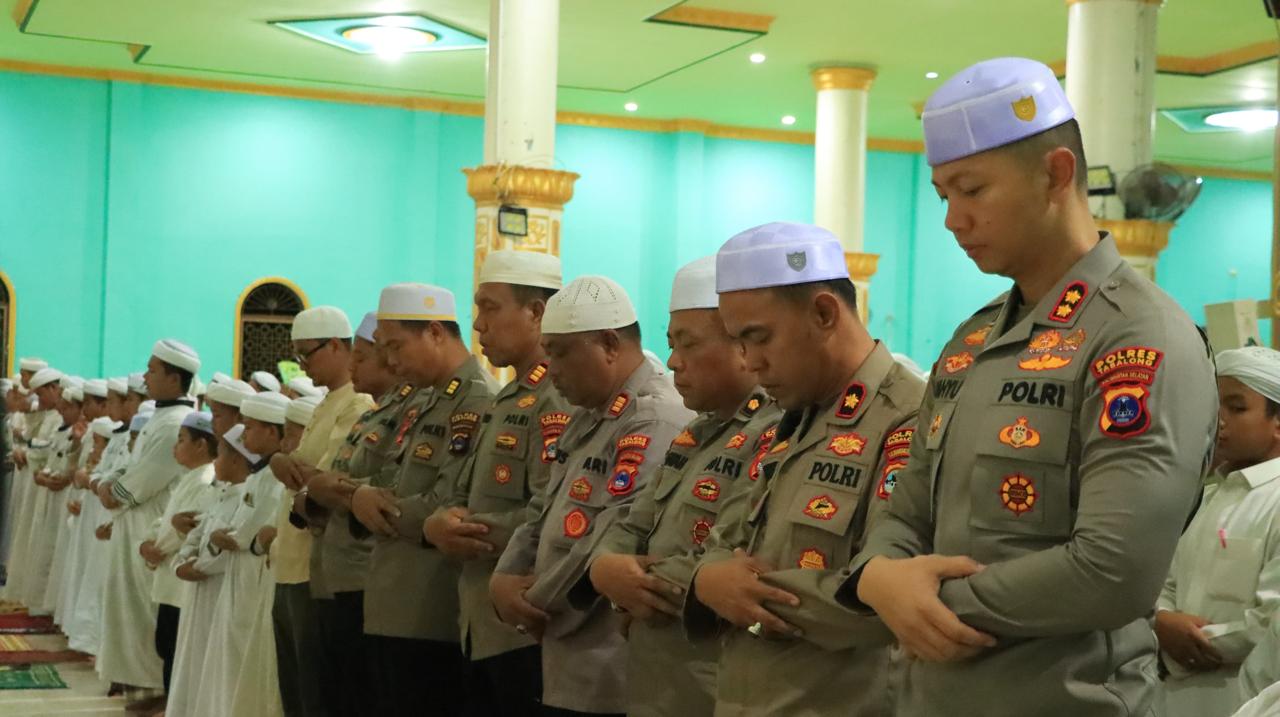 Kapolres Tabalong Sholat Maghrib Berjamaah Bersama Santri Ponpes Anwaha, Perkuat Silaturahmi di Bulan Ramadhan