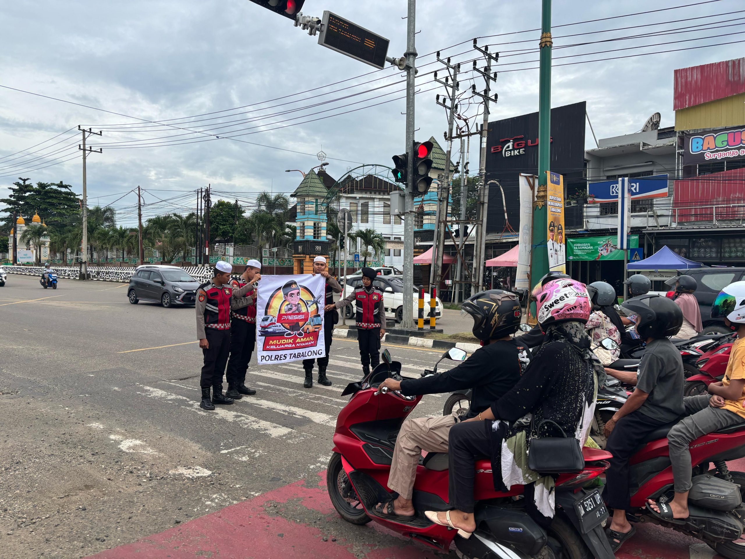 Sat Samapta Polres Tabalong Sosialisasikan Hotline Mudik Polri 110 dan Tagline “Mudik Aman, Masyarakat Nyaman” di Perempatan Bundaran Obor Mabuun