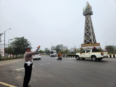 Satlantas Polres Tabalong Laksanakan Pengaturan Lalu Lintas di Bundaran Obor Mabuun