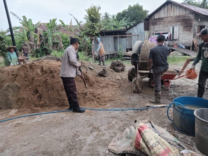 Kanit Binmas Gotong Royong Pembuatan Jalan Bersama Warga