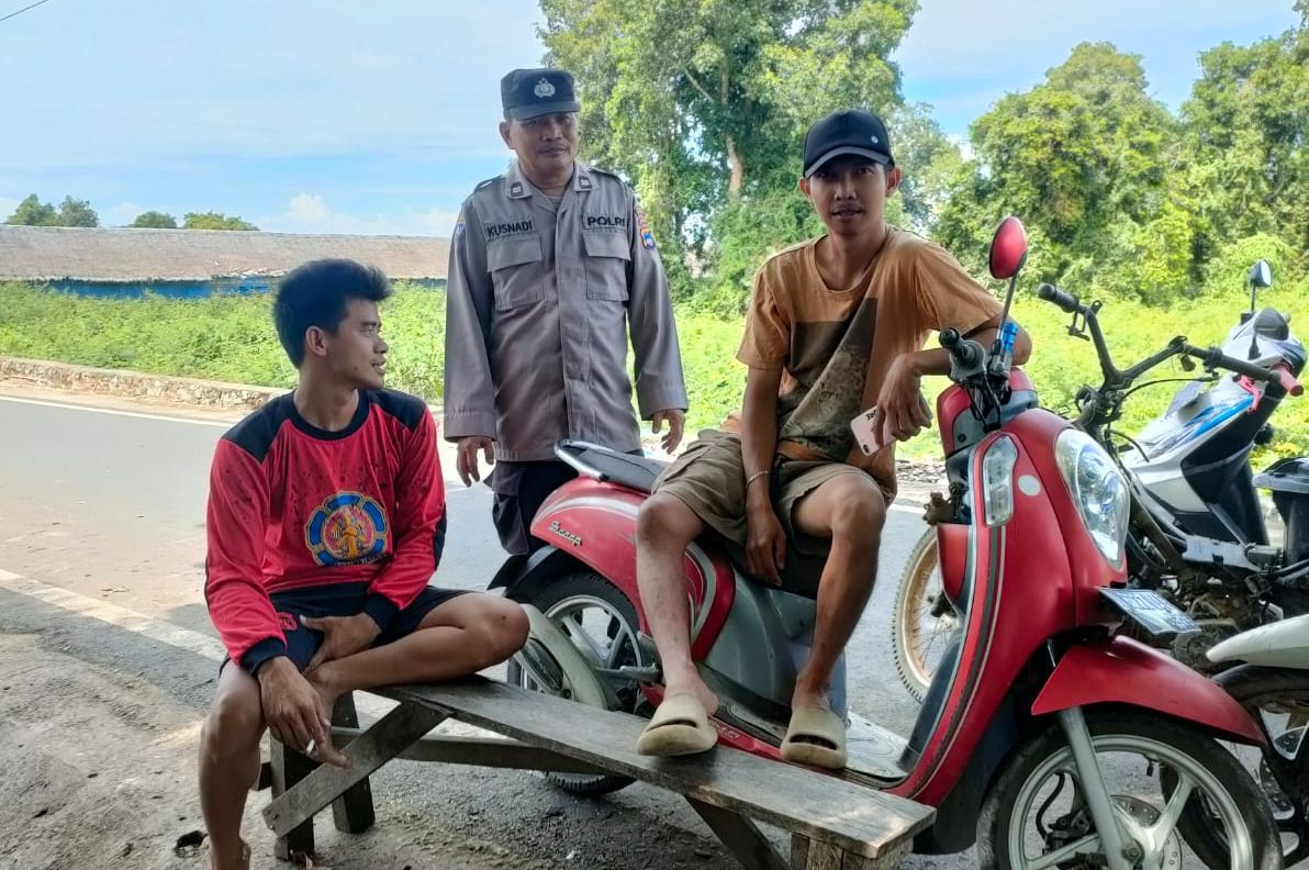 Sambang Dan Patroli, Kanit Binmas Sampaikan Imbauan Kamtibmas