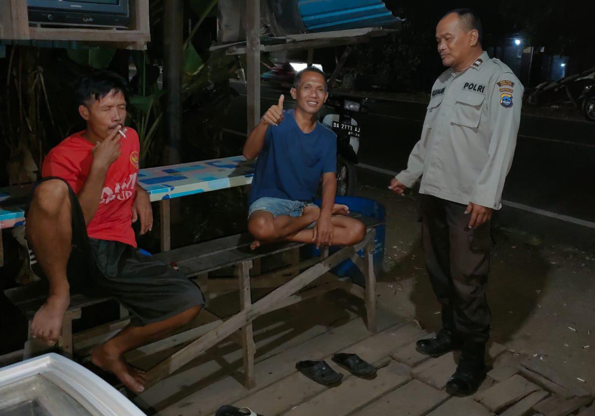 Melalui Patroli Malam, Personil Polsek Pugaan Sampaikan Imbauan Kamtibmas