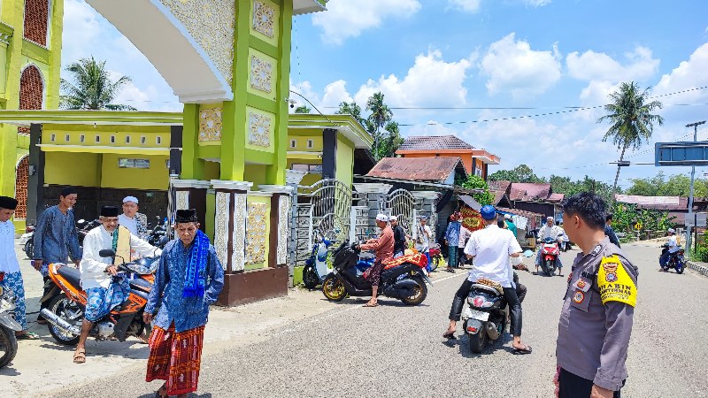 Personel Polsek Haruai Turlalin Usai Sholat Jumat Berikan Kenyamanan Masyarakat