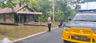 Kanit Reskrim Polsek Tanta Bersama Aipda Murjito Laksanakan Monitoring Perkembangan Lanjutan Rumah Warga Yang Terendam Banjir
