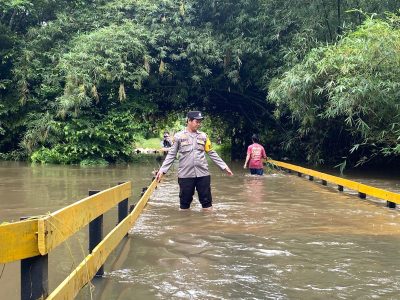 Polsek Tanjung Lakukan Monitoring Debit Air Sungai Tabalong di Wilayah Kecamatan Tanjung