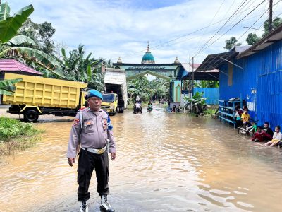 Patroli Debit Air Sungai Marindi, Polsek Haruai Pastikan Akses Warga Tetap Aman Pascahujan Lebat