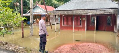 Kondisi Air Berangsur Surut, Bhabinkamtibmas Polsek Tanta Cek Lokasi Banjir di Dua Desa
