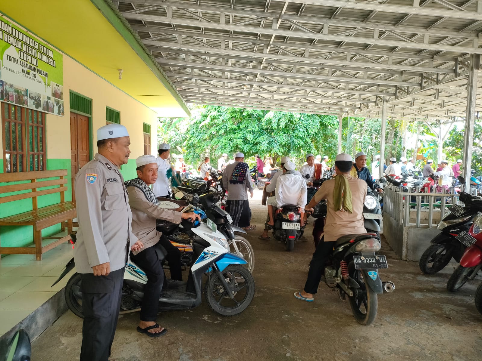 Pengamanan Sholat Jum’at, Wujud Kehadiran Polsek Pugaan Ditengah-Tengah Masyarakat