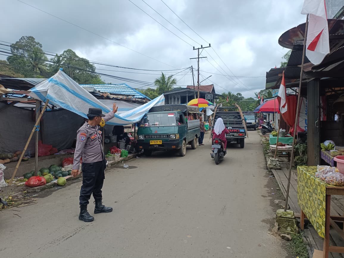 Polsek Haruai Hadir Di Tengah Masyarakat Berikan Pelayanan Dan Keamanan Di Pasar Mingguan