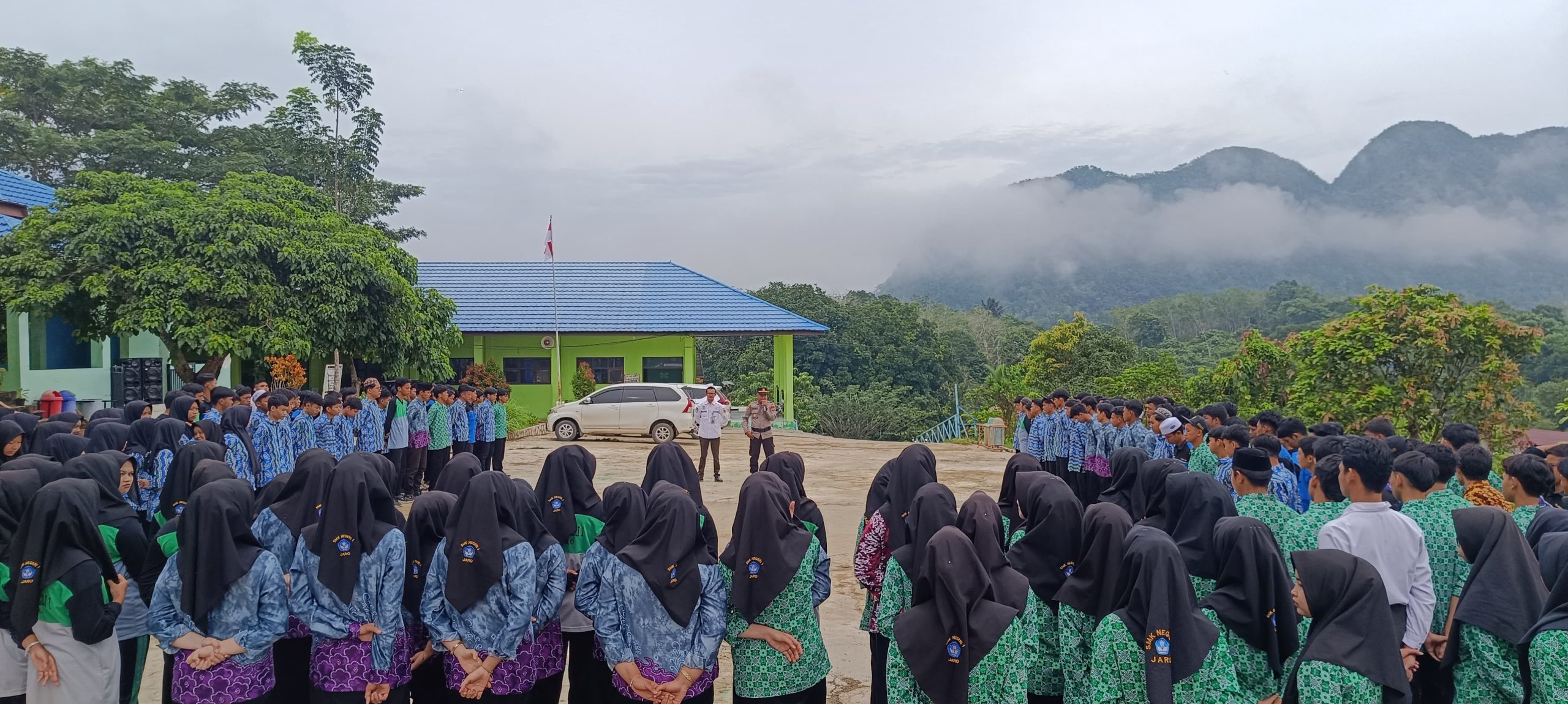 Police Goes to School: Kapolsek Jaro Ajak Pelajar SMKN 1 Jaro Jadi Pelopor Kedisiplinan
