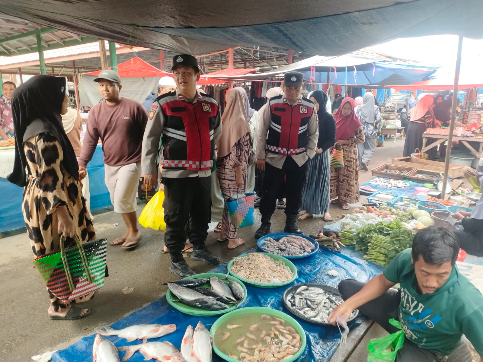 Ciptakan Rasa Nyaman, Kehadiran Petugas Polsek Jaro di Pasar Mendapat Respons Positif Warga