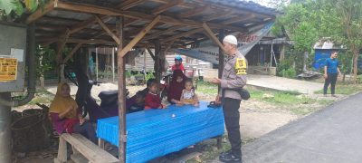 Personil Polsek Muara Harus Laksanakan Sambang, Ngobrol Santai Bersama Warga Sampaikan Pesan Kamtibmas