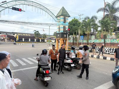 Indahnya Kebersamaan di Bulan Ramadhan, Polres Tabalong dan Aliansi Mahasiswa Bagikan Takjil untuk Warga