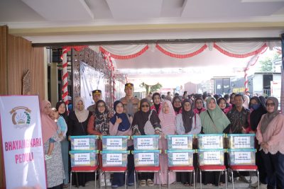 Polres Tabalong Gelar Gerakan Pangan Murah,Kapolres dan Bupati Borong sembako Berikan Kepada Pengunjung