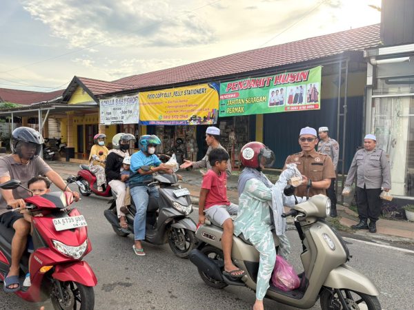 Ramadhan Penuh Berkah, Polres Tabalong Berbagi Takjil dan Hangatkan Kebersamaan dengan Masyarakat