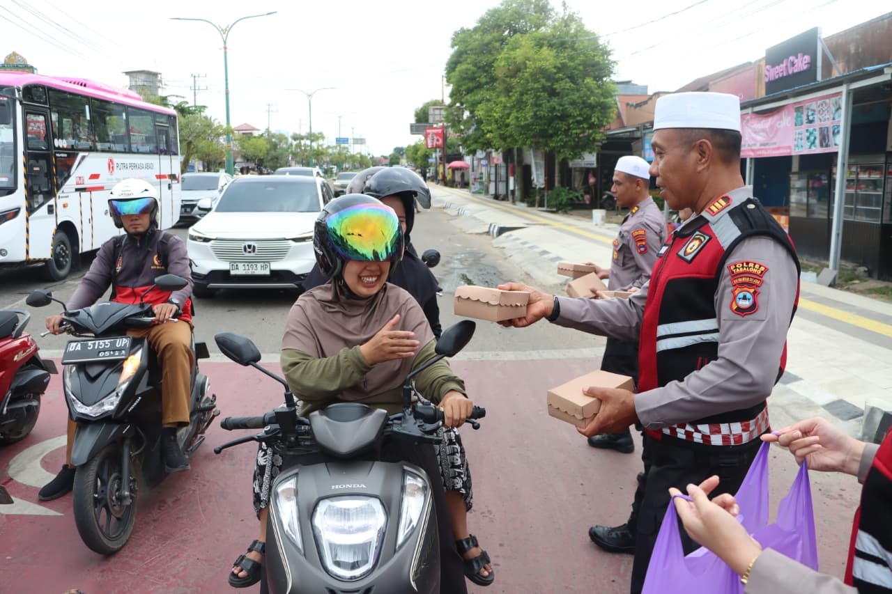 Mendekatkan hubungan dengan masyarakat di bulan ramadhan, Polres Tabalong hingga jajaran Polsek setiap hari Berbagi Takjil di jalanan