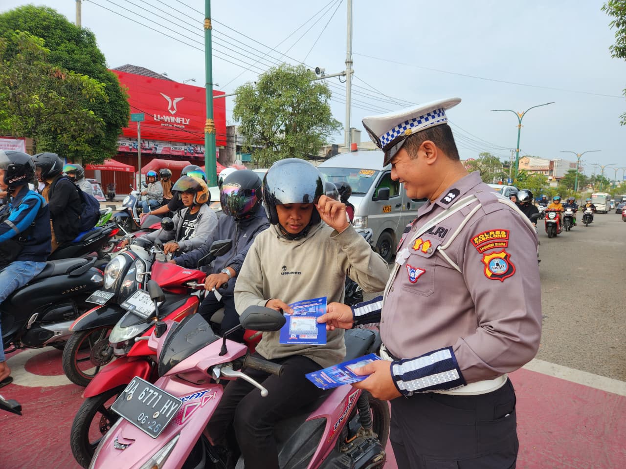 Sat Lantas Polres Tabalong Gelar Himbauan Tertib Berlalu Lintas di Simpang Bank BTN Mabuun