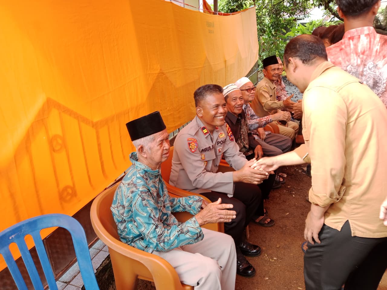 Kapolsek Jaro Hadiri Acara Pernikahan Warga, Pererat Hubungan Polri-Masyarakat