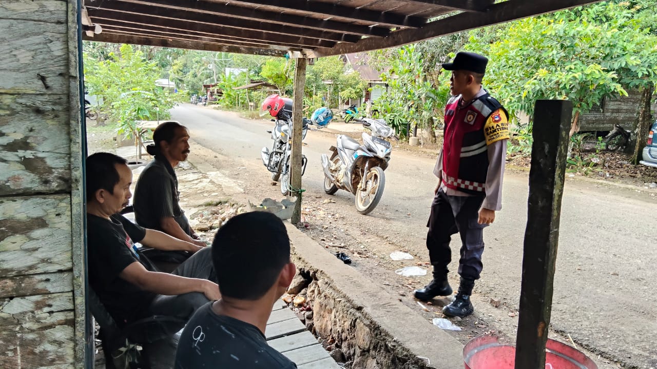 Sambang Warga, Bhabinkamtibmas Polsek Jaro Ajak Masyarakat Berperan Aktif Jaga Lingkungan