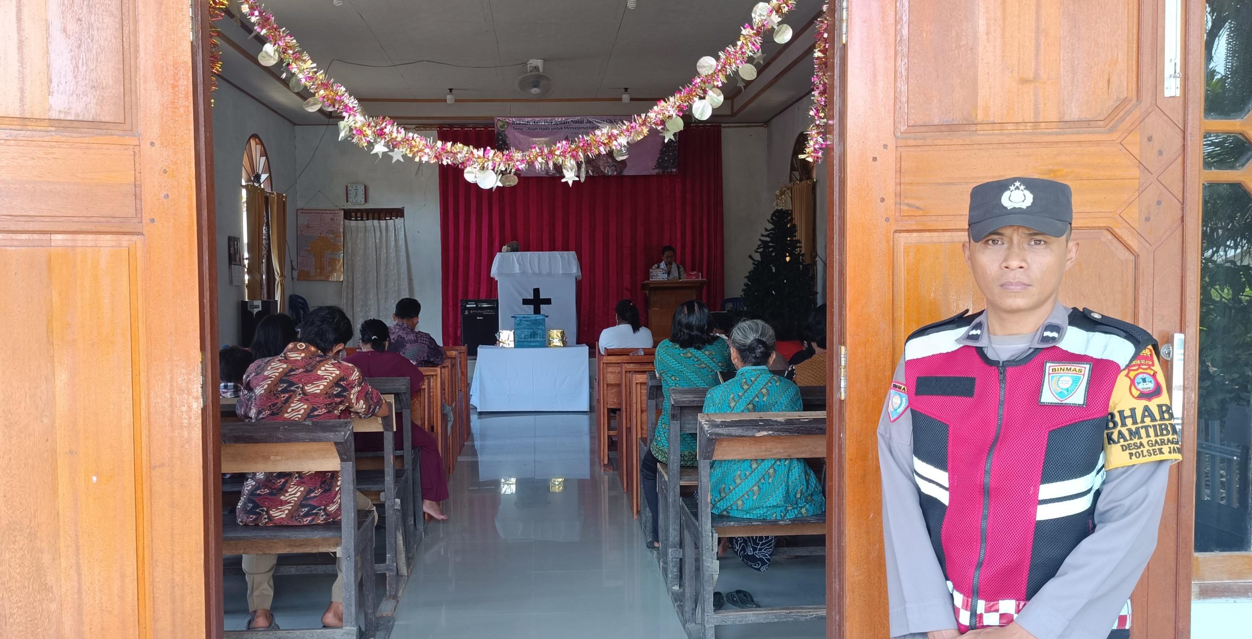 Beribadah Tanpa Was-was, Polsek Jaro Hadir Berikan Pengamanan Maksimal di Gereja