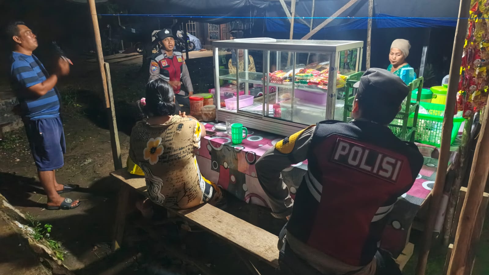 Blusukan Tengah Malam, Petugas Patroli Polsek Jaro Ajak Warga Jaga Kondusifitas Lingkungan