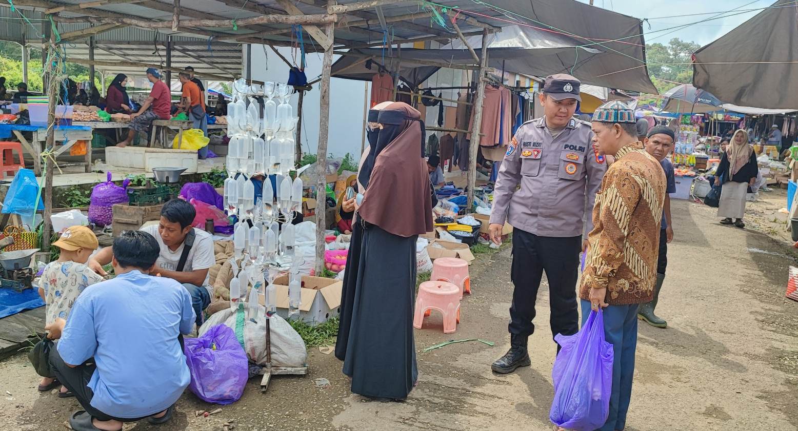 Patroli Pasar Mingguan Di Desa Wirang, Petugas Polsek Haruai Berikan Rasa Aman Masyarakat