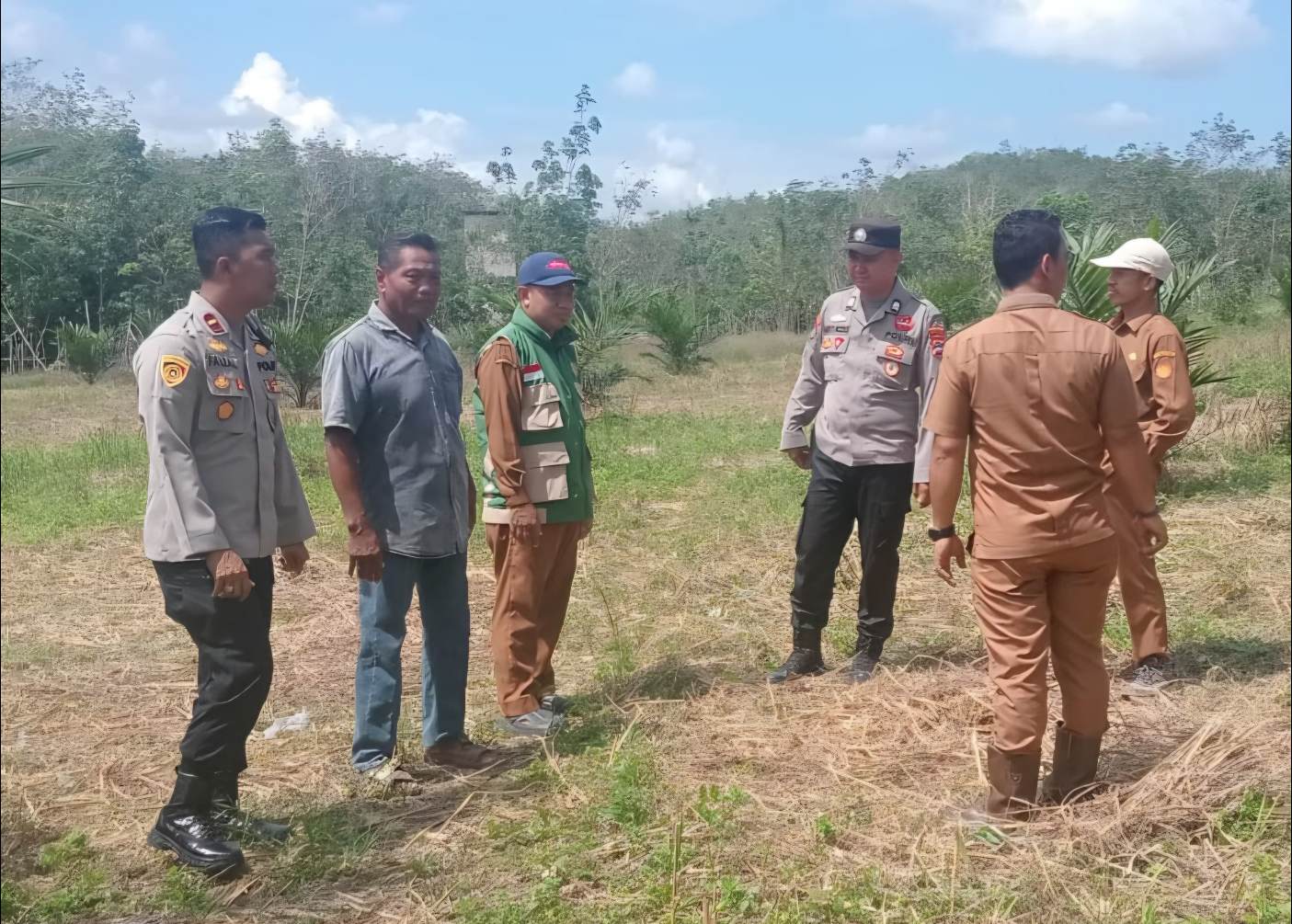 IPDA M. Faizal Rachman, S.H., M.H. Selaku Kapolsek Haruai Lakukan Pengecekan Lahan Tanam Jagung Hibrida Di DS. Seradang Dukung Ketahanan Pangan Nasional