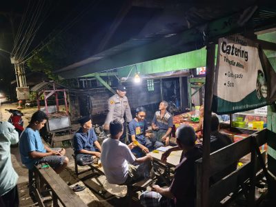 Personil Polsek Muara Harus Laksanakan Patroli Malam Hari, Berikan Himbauan Kamtibmas kepada Warga
