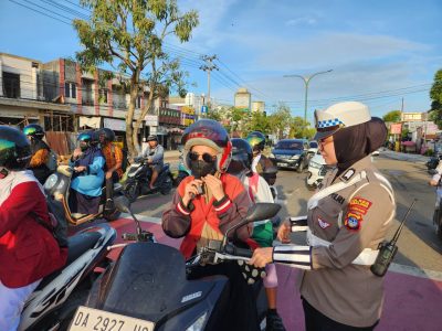Dengan Senyum dan Himbauan, Satlantas Tabalong Ajak Warga Lebih Peduli Keselamatan di Jalan